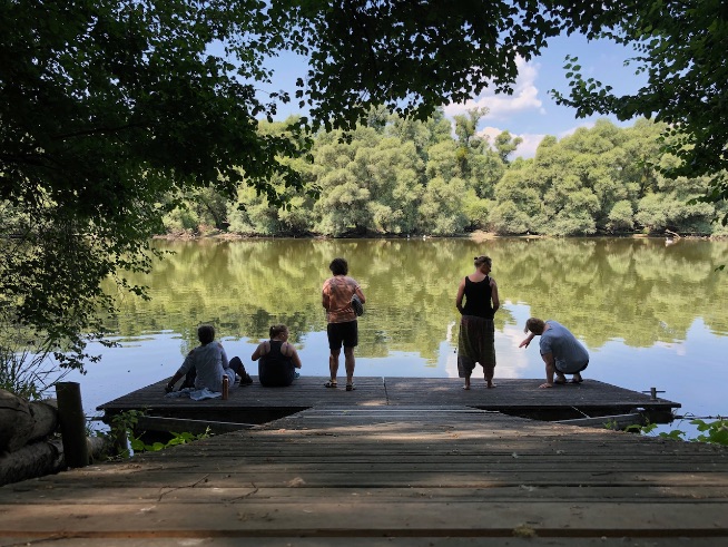 Yogagruppe am See