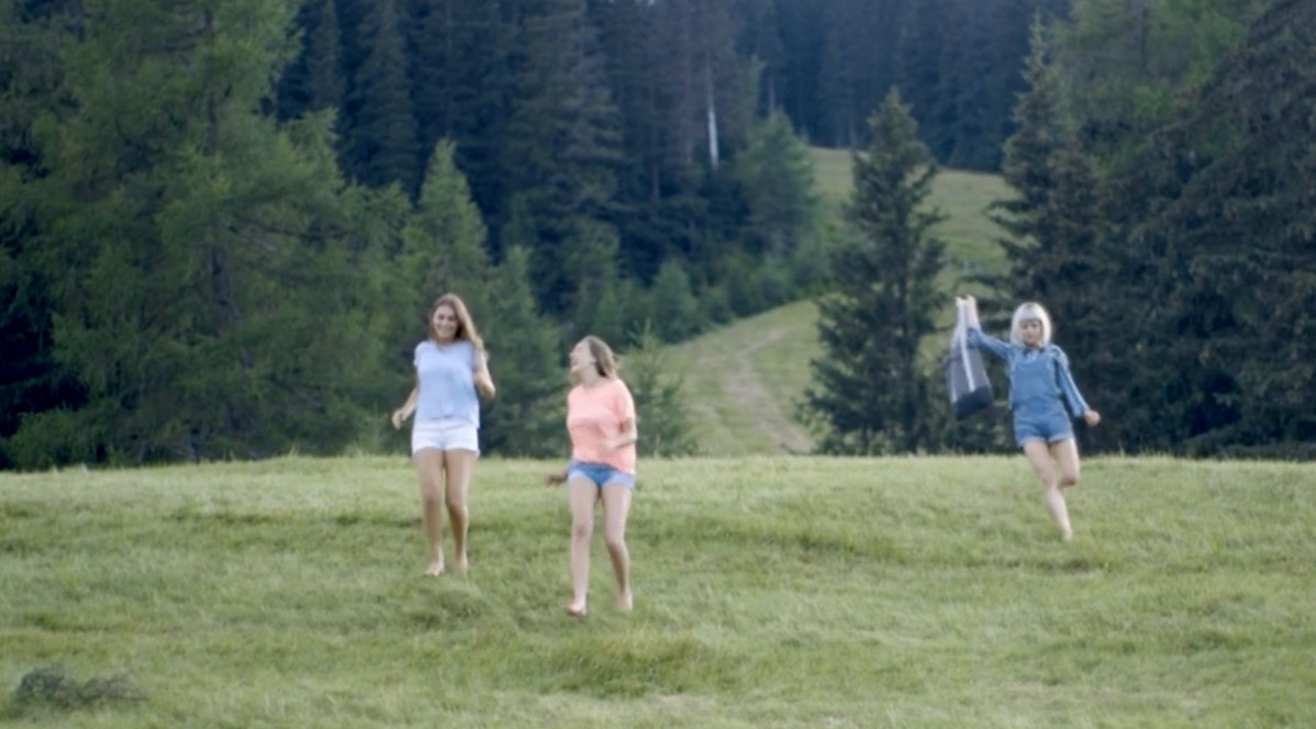 An image showing friends relaxing in the nature.