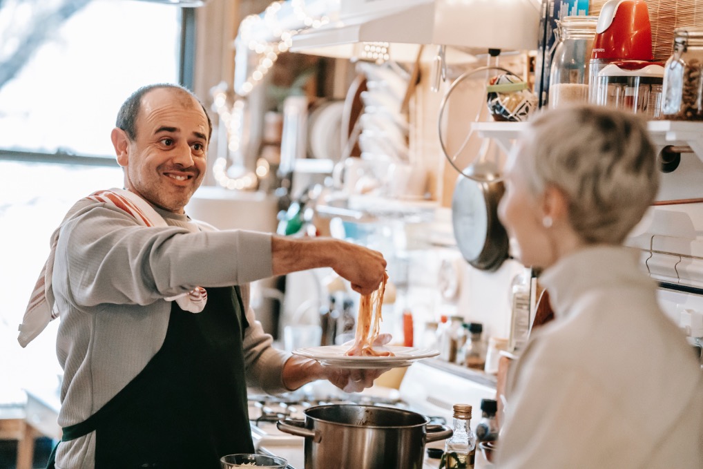 Menschen durch Kochen verbinden: Dein Talent in der Küche ist mehr als nur Essen – es ist ein Erlebnis, das es wert ist, geteilt zu werden. Veranstalte einen Koch-Act mit 99active!