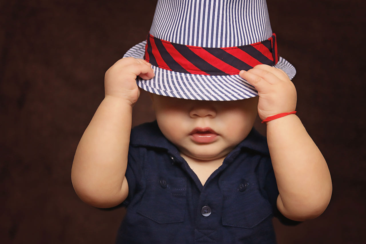 Ein Kleinkind mit einem coolen Hut