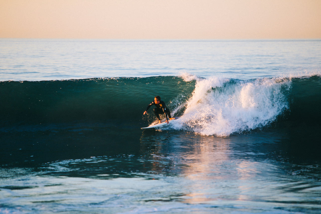 Ein Surfer auf einer Welle