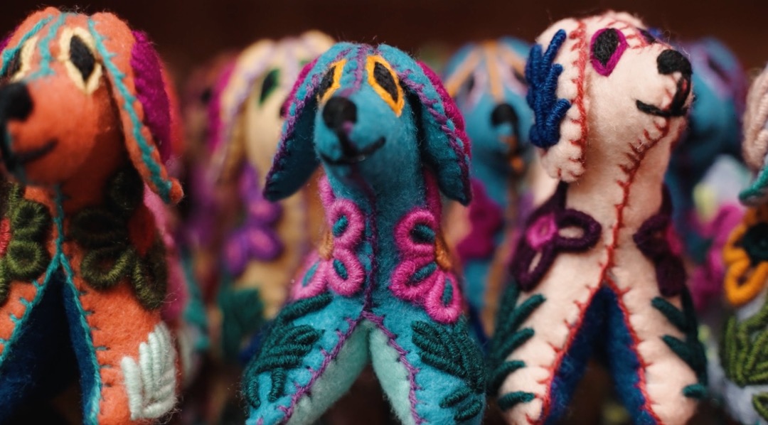 Kinder-Handarbeits-Workshop mit bunten Patchwork-Tieren aus Stoff und Faden