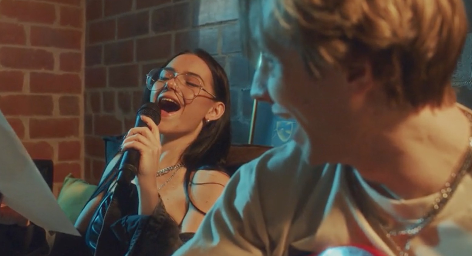 Menschen verbinden und lernen zusammen im Herbst