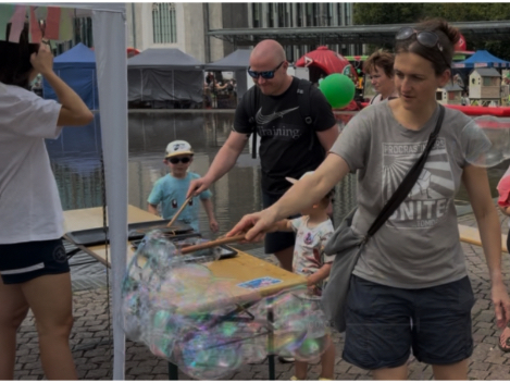 Große schillernde Seifenblasen am Stand von 99active beim Leipziger Kinderfestival