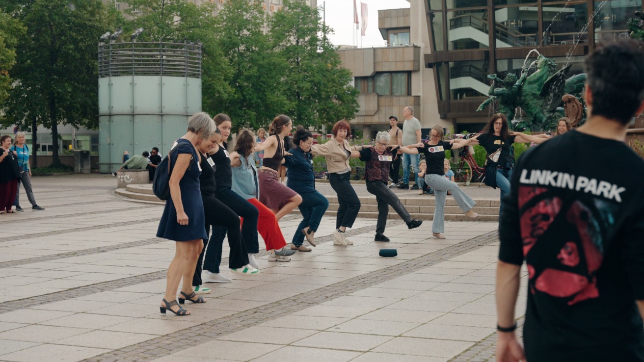 Dancers and passers-by dancing together during Follow the Beat at Augustusplatz