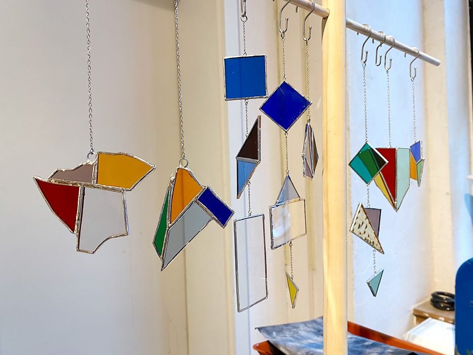 Farbige Sonnenfänger aus Tiffany-Glas hängen vor einem hellen Fenster
